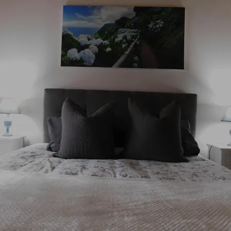 Nyaraló Surf Beach_santa Barbara Secret Gardens Ribeira Grande